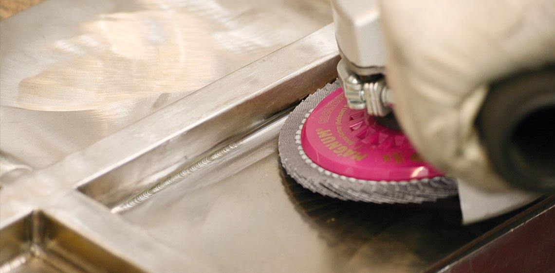 Broušení a leštení koutových svarů a tvarových konstrukcí